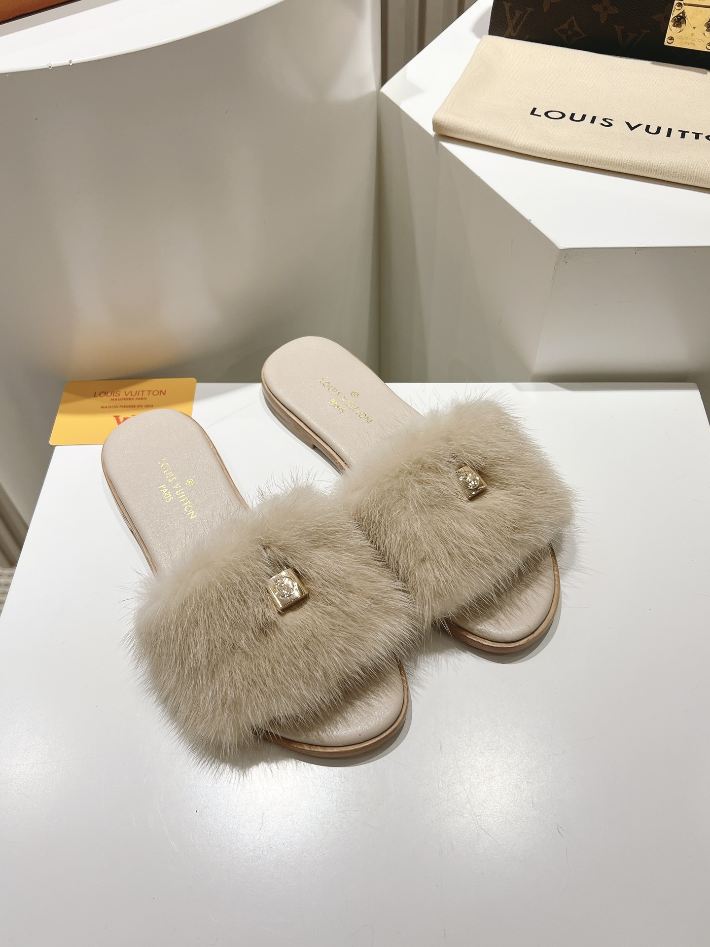 Classic Louis Vuitton lock all-leather mink fur flat open-toe sandals B
