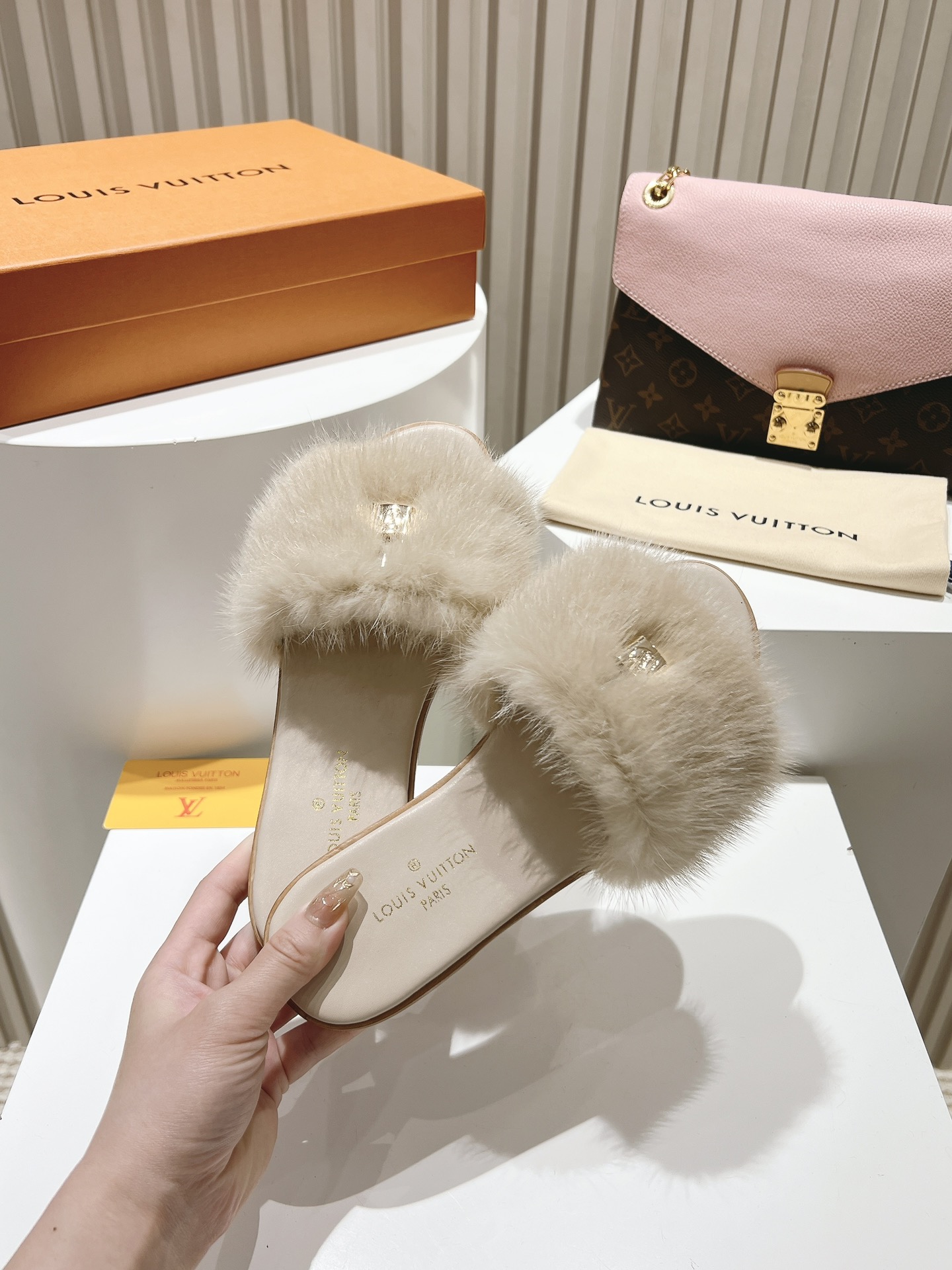 Classic Louis Vuitton lock all-leather mink fur flat open-toe sandals B - Image 2