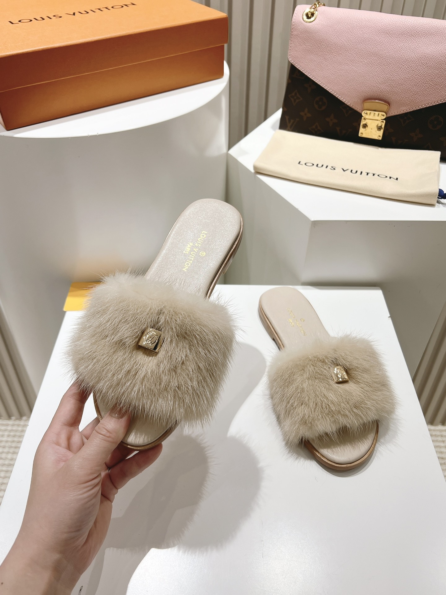 Classic Louis Vuitton lock all-leather mink fur flat open-toe sandals B - Image 3