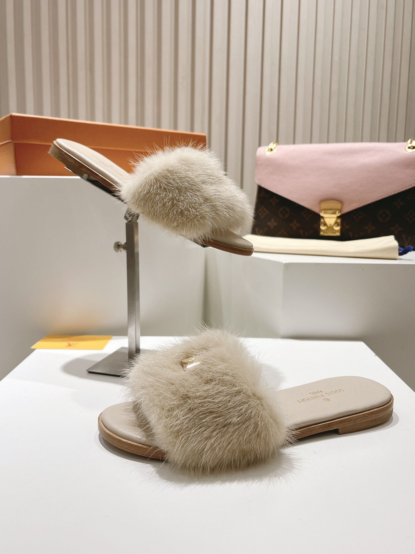 Classic Louis Vuitton lock all-leather mink fur flat open-toe sandals B - Image 4