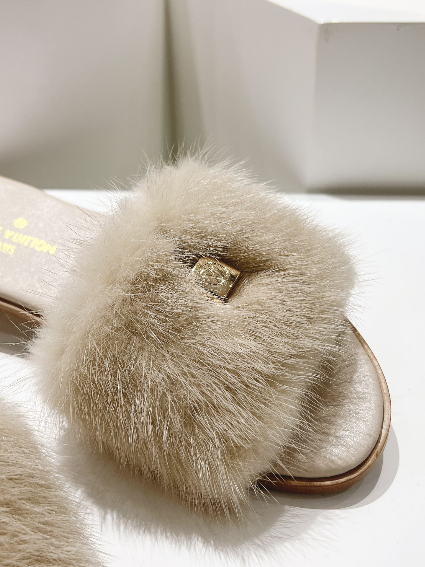 Classic Louis Vuitton lock all-leather mink fur flat open-toe sandals B - Image 5