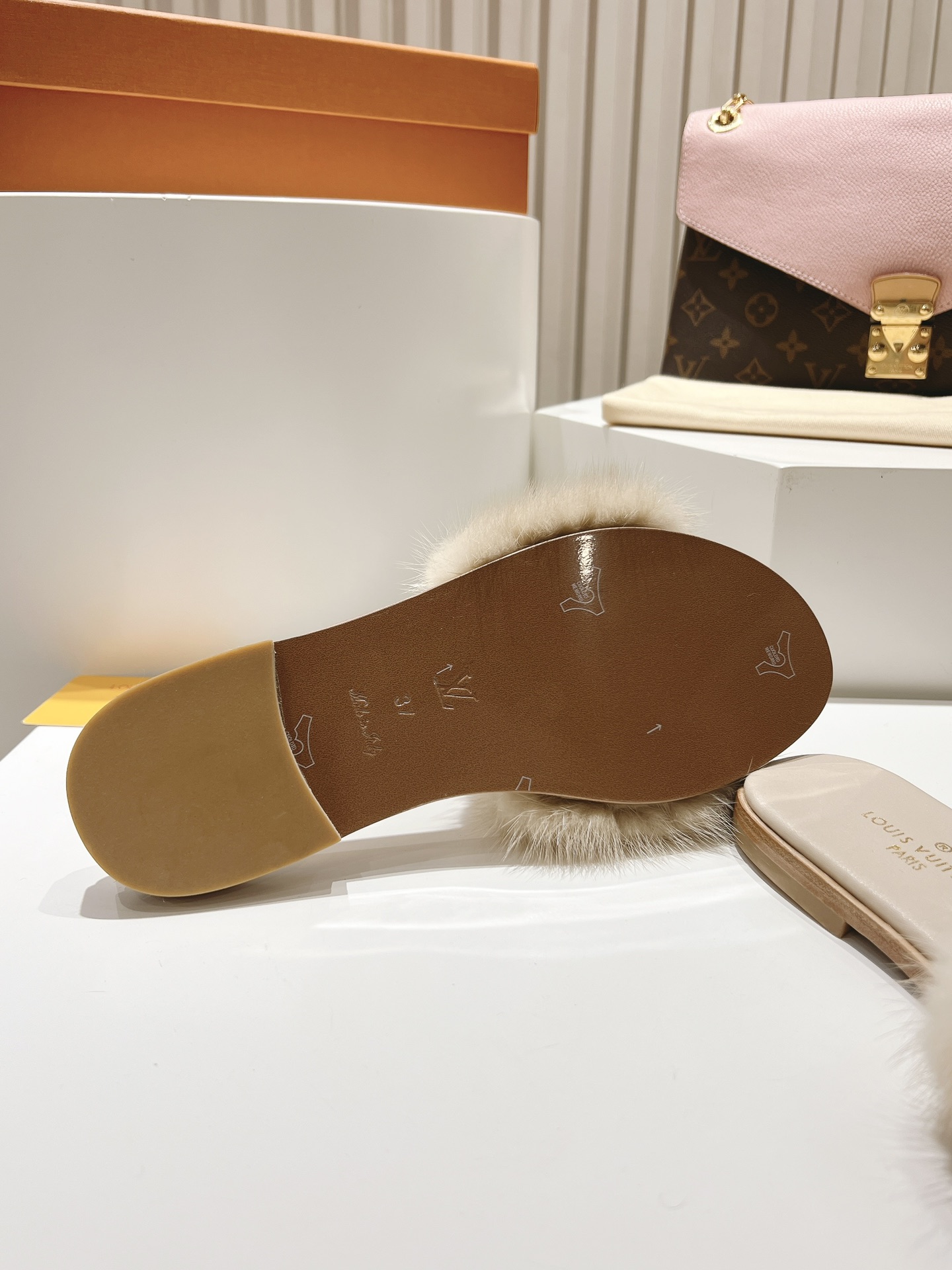 Classic Louis Vuitton lock all-leather mink fur flat open-toe sandals B - Image 6