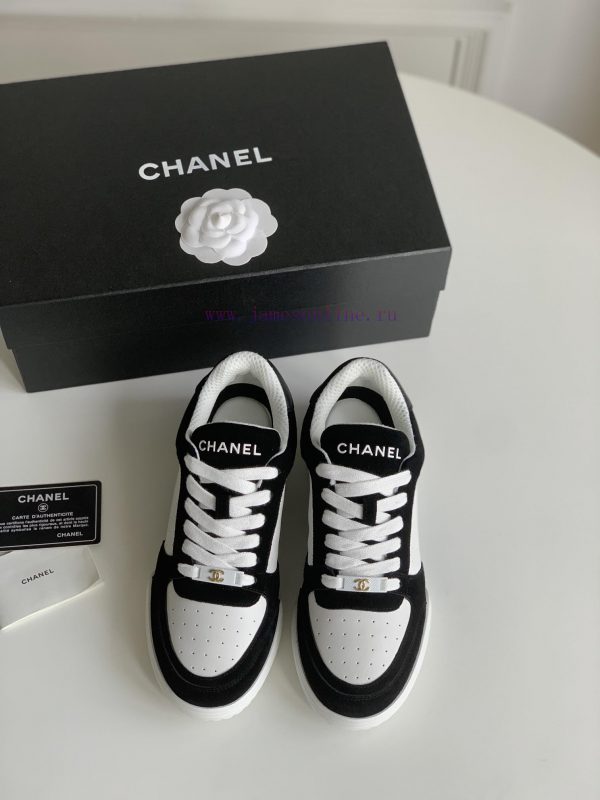Chanel 24 Early Spring New Panda Board Shoes Full Leather SeriesChanel's new panda sneakers mv6sz1vc