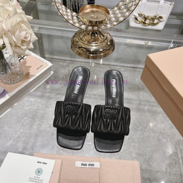 Miu Miu 2024 Spring/Summer New Soft Sheepskin Wrinkled Face Cool Slippers SeriesSweet and sa5oylkn4b