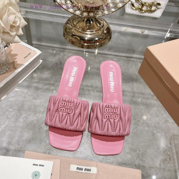 Miu Miu 2024 Spring/Summer New Soft Sheepskin Wrinkled Face Cool Slippers SeriesSweet and sacr3qztd2