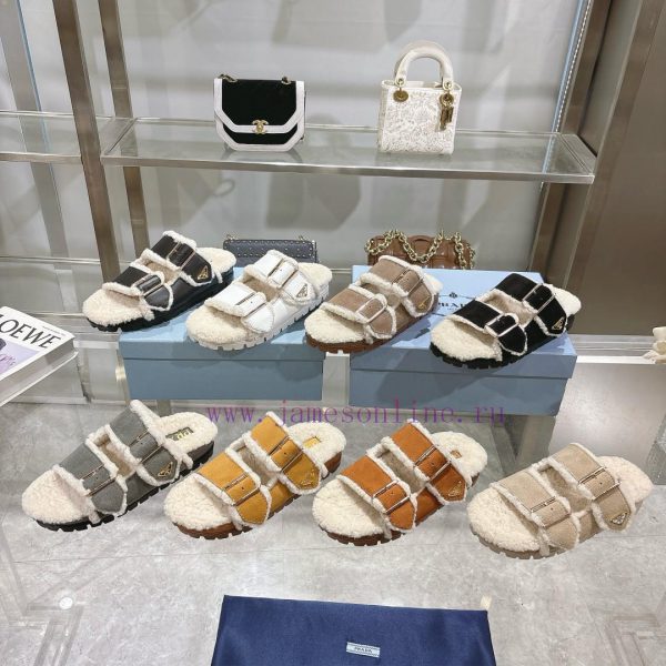 Prada slippers feature a soft lining and an iconic triangular logo, showcasing a unique bina3intsu6f