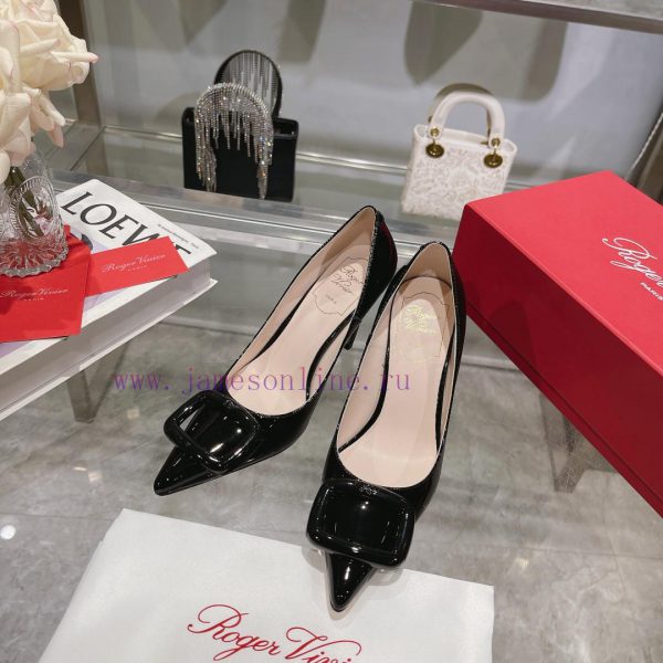 This Viv'Coc Lacquer Buckle High Heel is handmade in shiny patent leather, embellished with ghiamwzx