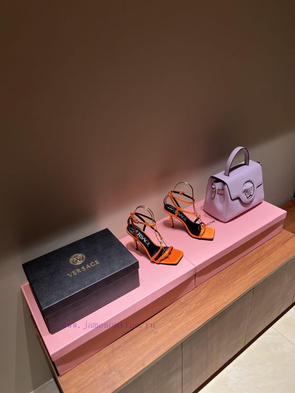 The most2023/fW/Versace: The Perfect Interpretation of Medusa|Very rich Italian style pairedfzf7ut0l