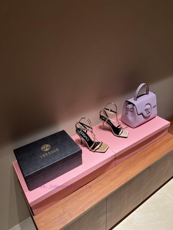 The most2023/fW/Versace: The Perfect Interpretation of Medusa|Very rich Italian style pairedlgxdh4sw