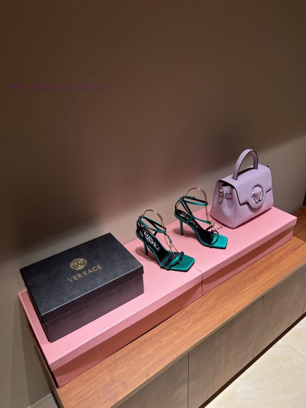 The most2023/fW/Versace: The Perfect Interpretation of Medusa|Very rich Italian style pairedqpdlz27y