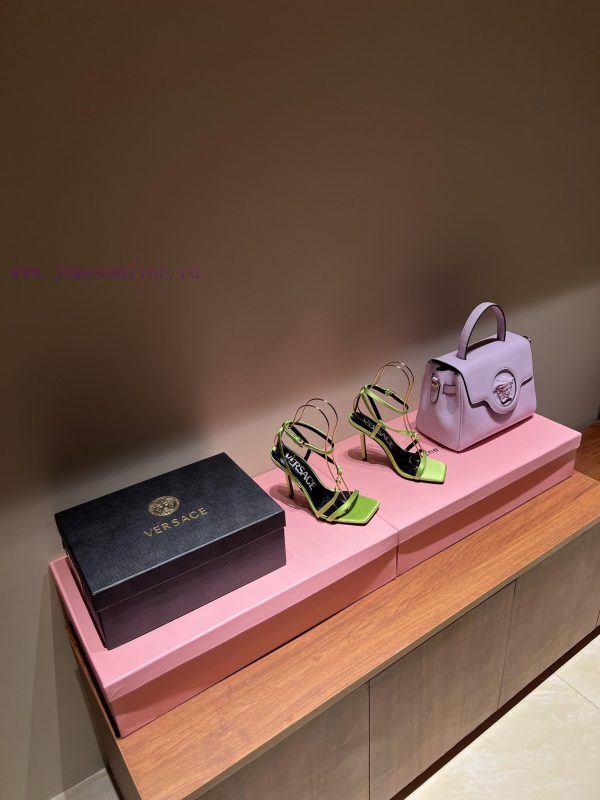 The most2023/fW/Versace: The Perfect Interpretation of Medusa|Very rich Italian style pairedcs9v16fk