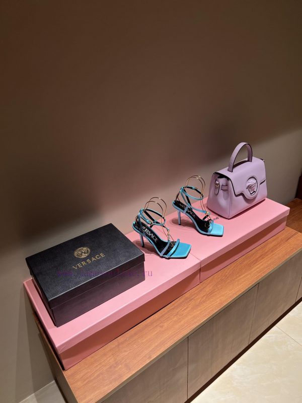 The most2023/fW/Versace: The Perfect Interpretation of Medusa|Very rich Italian style paired5pekexqf