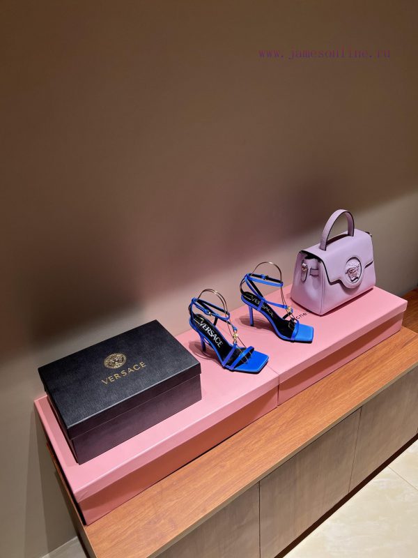 The most2023/fW/Versace: The Perfect Interpretation of Medusa|Very rich Italian style paireds6klhuzl