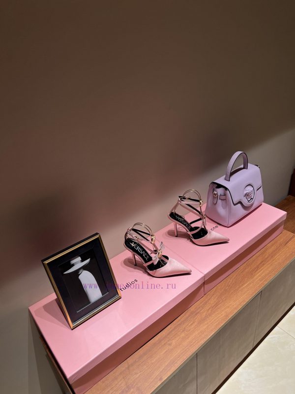 The most2023/fW/Versace: The Perfect Interpretation of Medusa|Very rich Italian style pairedd89li11y