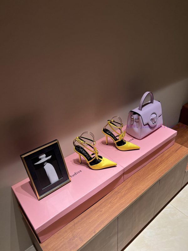 The most2023/fW/Versace: The Perfect Interpretation of Medusa|Very rich Italian style paired51gx7ozh