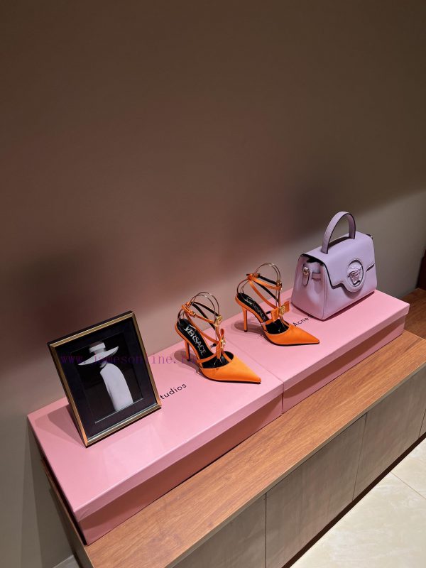 The most2023/fW/Versace: The Perfect Interpretation of Medusa|Very rich Italian style pairedoz2kphpe