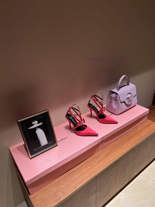 The most2023/fW/Versace: The Perfect Interpretation of Medusa|Very rich Italian style paired13bdk365