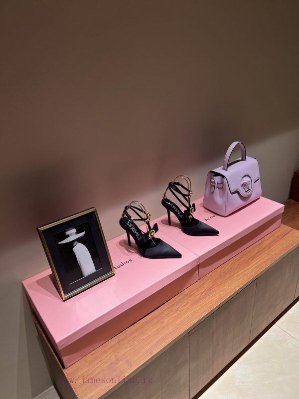 The most2023/fW/Versace: The Perfect Interpretation of Medusa|Very rich Italian style pairedhsf1mbt8