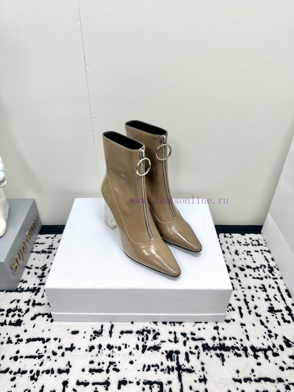 Versace is a top tier brand that is loved by many celebrities such as Gigi, Kendou, Miranda,rsjc3fjn