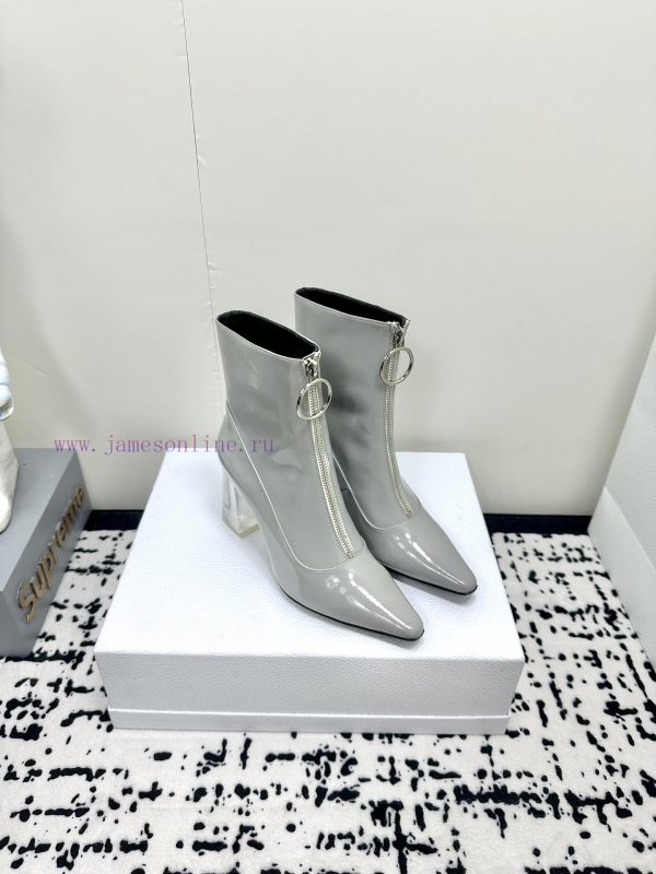 Versace is a top tier brand that is loved by many celebrities such as Gigi, Kendou, Miranda,6tch3xz0