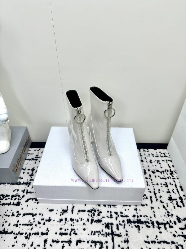 Versace is a top tier brand that is loved by many celebrities such as Gigi, Kendou, Miranda,72c7kaea