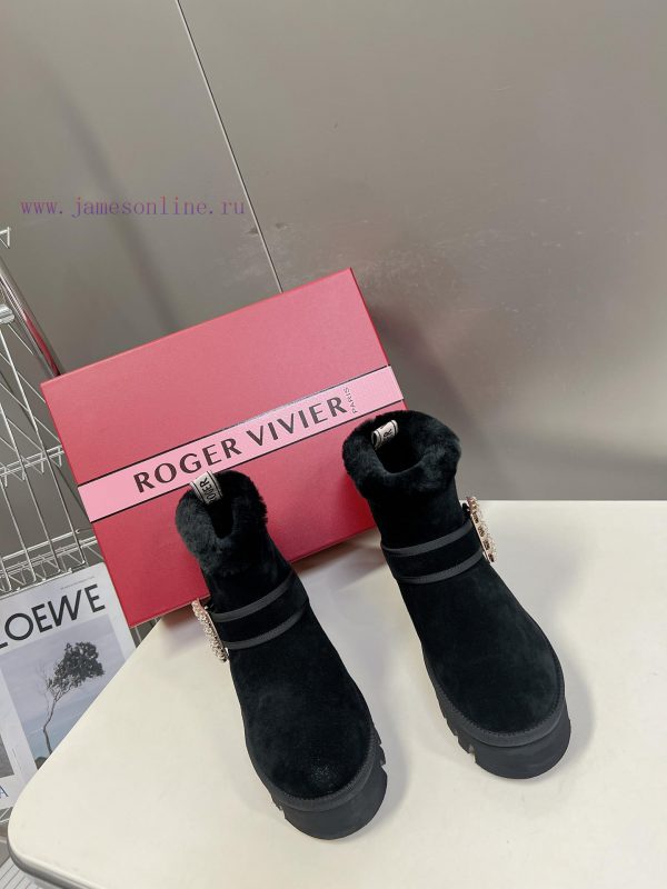 Roger Vivier is the most beautiful snow boots in the market this year. She understands womenx15606eh