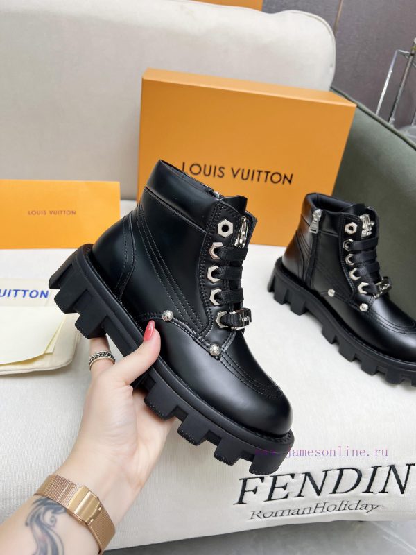 τακουνι express κορυδαλλος | The LV Checker And Ankle Boots Made Their Debut At The Louis Vuitton Spring/Summer 2024 Runway o0ny25fa | πέδιλα suede