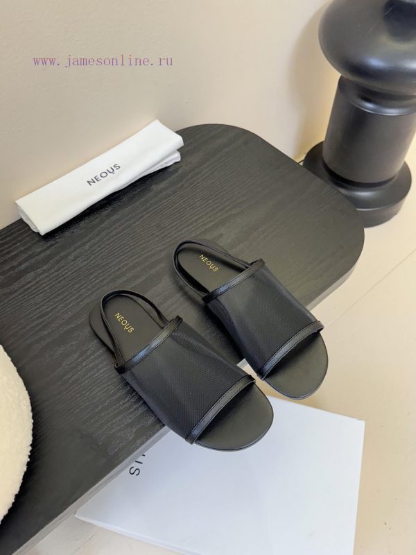 βικτοριανο μποτακι | The Row 𝟐𝟓𝐀𝐖 New ProductsMinimalist Ceiling With A Clean And Relaxed Feel. Stepping On It It Co wlfood99 | πεδιλα σαντε με λουρακι