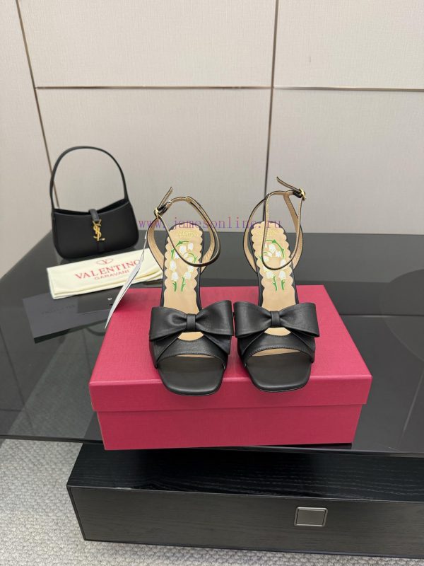 μπεζ πεδιλα 2018 | Valentino Paris Fashion Show Launches Valentino Bow Sandals With High HeelsValentino's Collecti 0xht5rto | βαψιμο στα πεδιλα