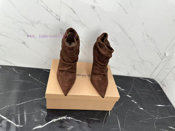 παρεξ πεδιλα φλατ | Gianvito Rossi Incorporates Minimalist Aesthetics Into Autumn And Winter Fashion Using Warm Sue ahe8d5e3 | aliona παπουτσια