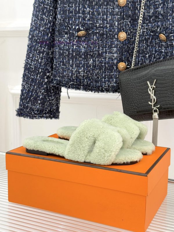 ταμπά πεδιλα με λου | Hermes Classic H Hairy SlippersRocket's H Loafer Is A MustClassic Minimalist H-shaped DesignBra yadegrfy | παπουτσια για πλεκτο φορεμα