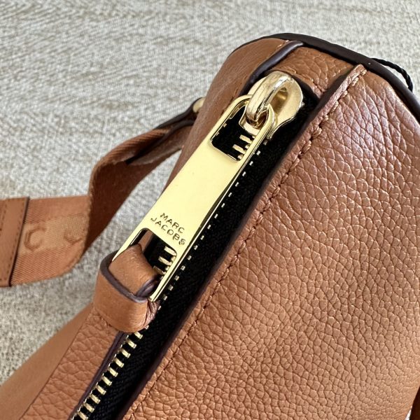 Marc Jacobs Underarm Bag New Lychee Pattern Top Layer Cowhide Single Shoulder Messenger Shoulder Strap Detachable Adjustable Length Dust Bag Brown - Image 7