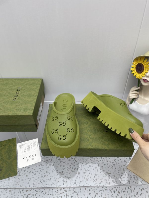 Gucci GG Slides perforated carved shoes green - Image 5