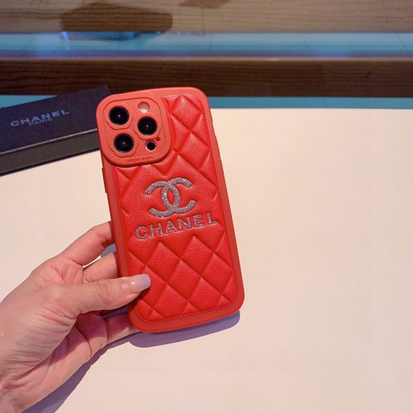 Chanel mobile phone case flower camera hole glitter logo all-inclusive mobile phone case feels comfortable B