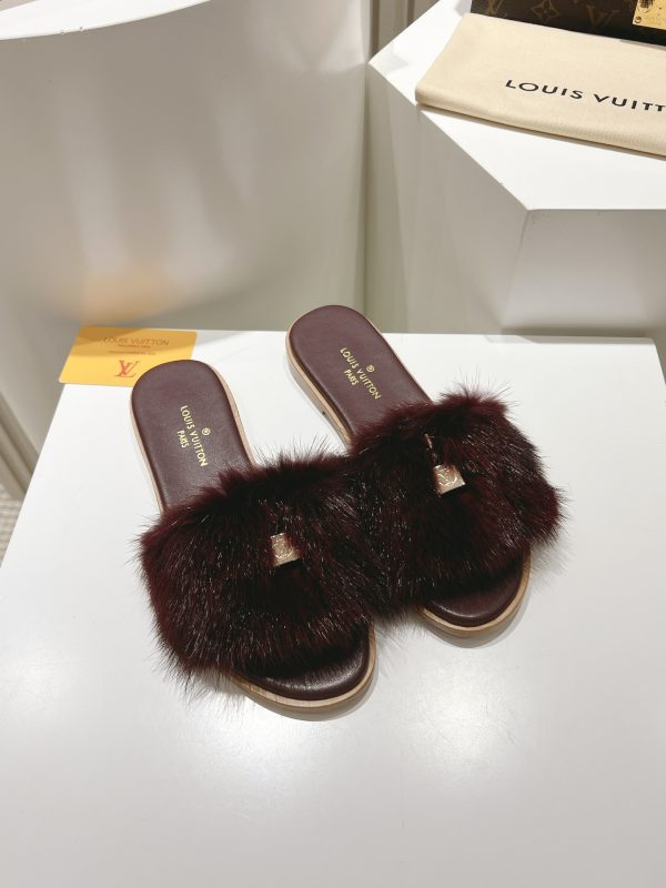 Classic Louis Vuitton lock all-leather mink fur flat open-toe sandals