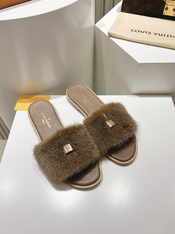 Classic Louis Vuitton lock all-leather mink fur flat open-toe sandals A