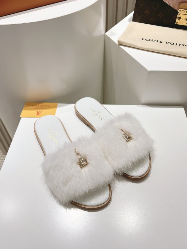 Classic Louis Vuitton lock all-leather mink fur flat open-toe sandals J