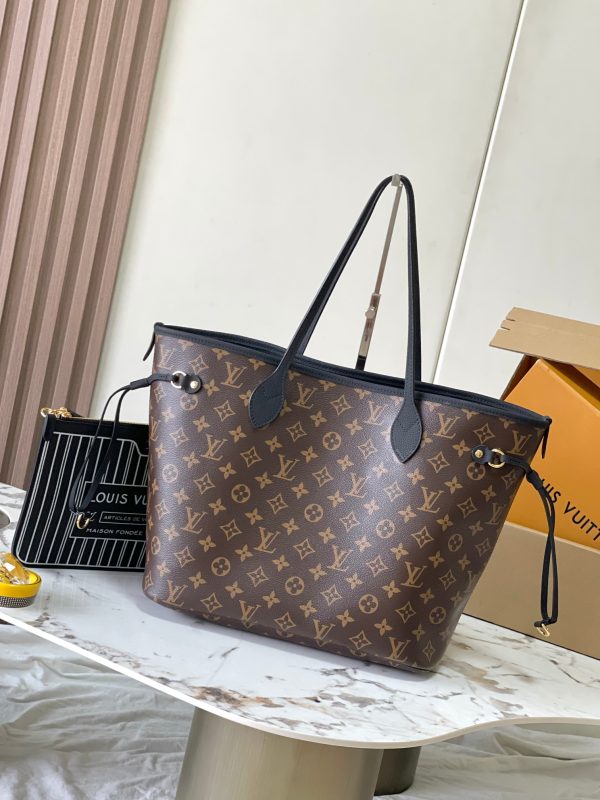 VersionThe Neverfull Inside Out medium-sized handbag showcases a cl