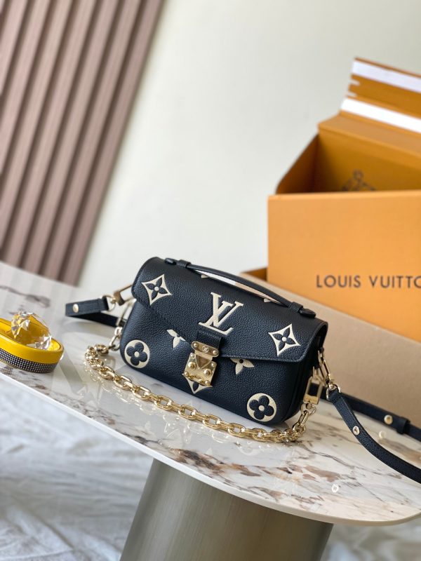 VersionThis Pochette Metis East WestModel: M46596 Black EditionMate