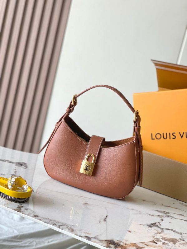 VersionThis Low Key Shoulder Bag handbag once again confirms the br