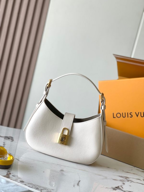 VersionThis Low Key Shoulder Bag handbag once again confirms the br