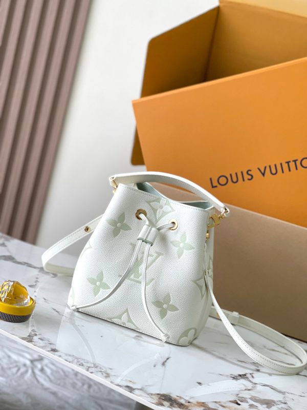 VersionThis N é ono é BB handbag is rendered in a new spring color,