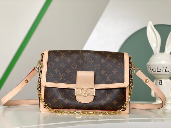 (Steel Hardware) M47149This Dauphine Soft large handbag features a