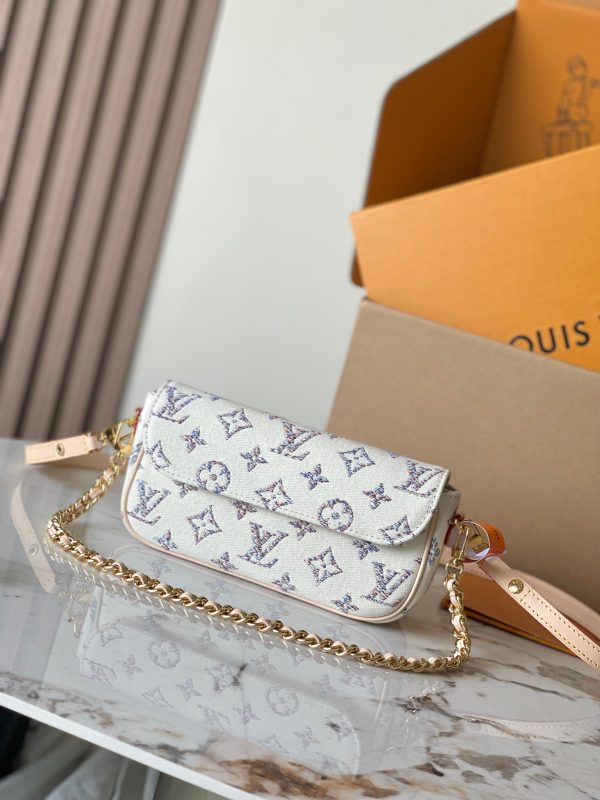 VersionThis Wallet on Chain Ivy handbag features a magnetic flap th