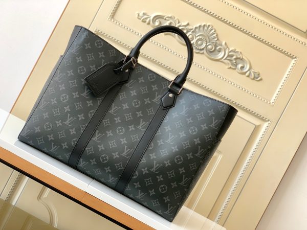 As the spacious version handbag in the Sac Plat seriesthe individ