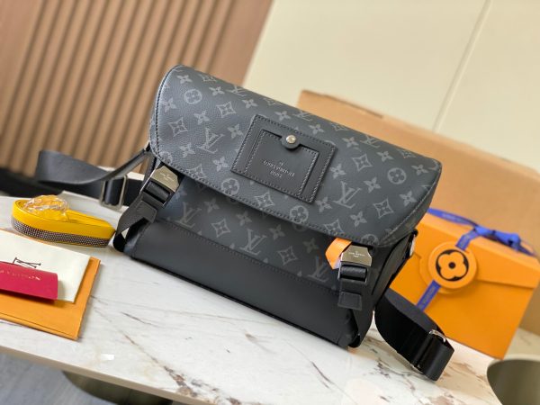 VOYAGER Small Postman BagModel: M40511 versionMaterial: A-grade all