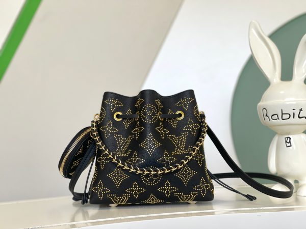 Bella Bucket Bag M23392 Black (Nail)Originating from the Constellat