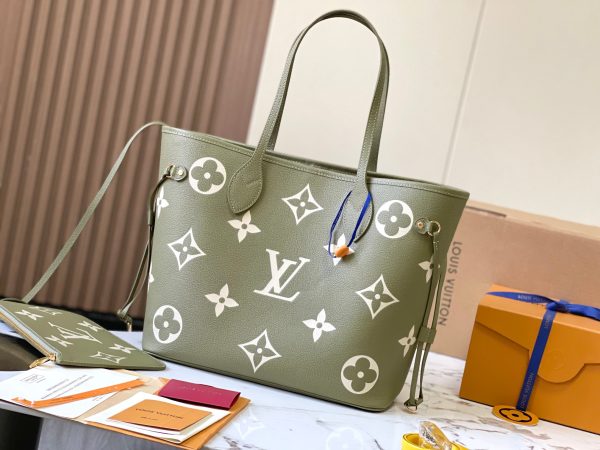 Boutique M46649 GreenThis Neverfull medium handbag is made of Monog