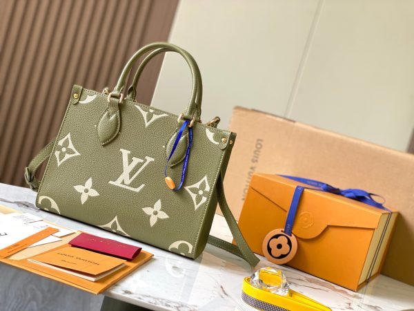 Boutique M46647 GreenThe Tote bag draws inspiration from the classi