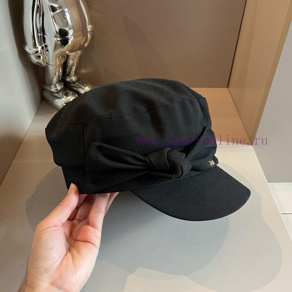 Dior's new duckbill military cap, with a head circumference of 57cmj9nyfvgy